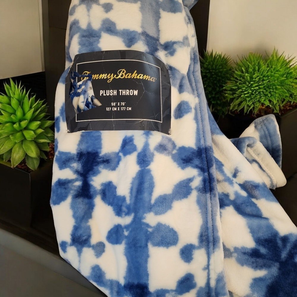 Tommy Bahama Throw Plush Blanket 50" x 70" Blue White Abstract Print